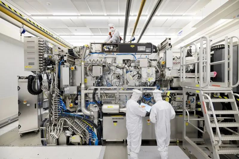 ASML фиксирует падение заказов на фоне слабого спроса на чипы
ASML фиксирует падение заказов на фоне слабого спроса на чипы